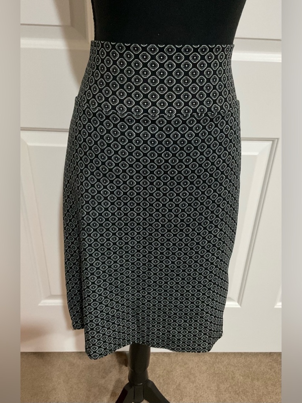 LuLaRoe 2XL Black and White Patterned Cassie Pencil Skirt